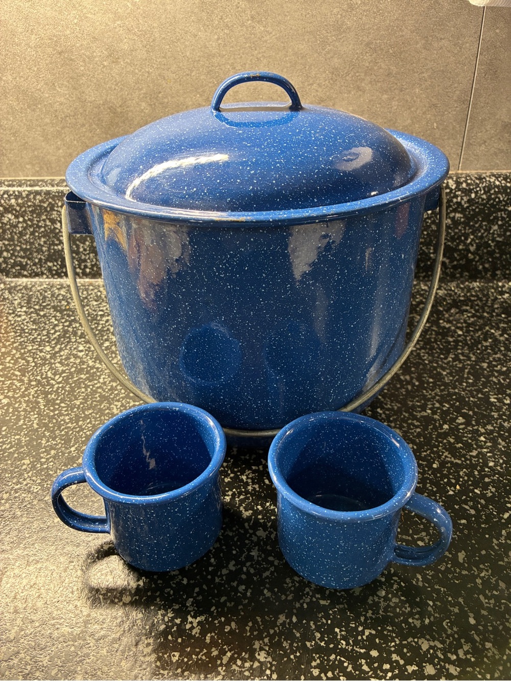 Blue Enamel Camping Cookware Set with Lid and Mugs. 16 cup kettle 7” x 8”
